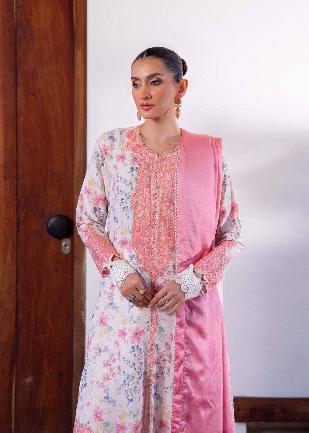 img_myeesha_lawn_awwal_boutique