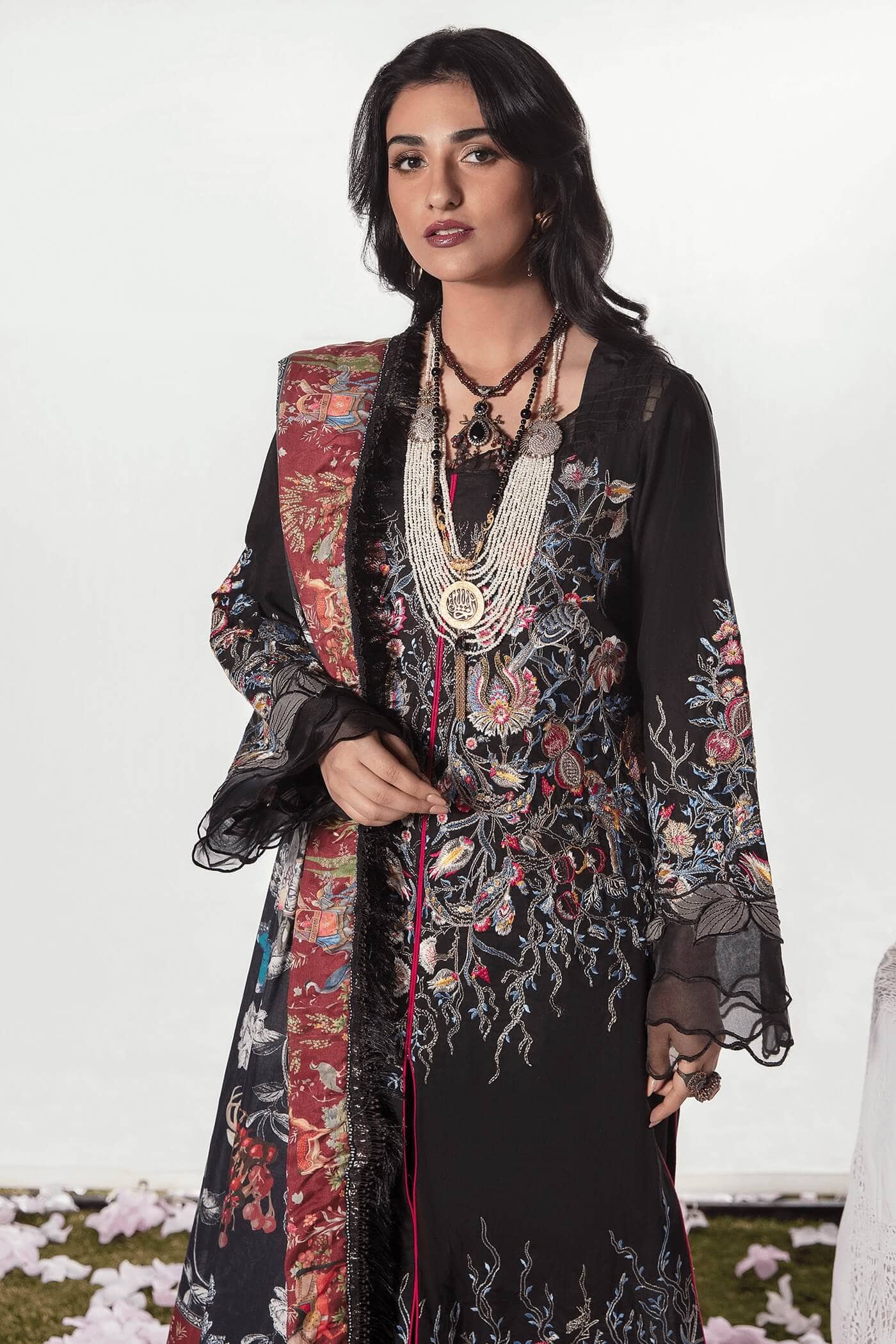 img_nilofer_shahid_lawn_23_awwal_boutique