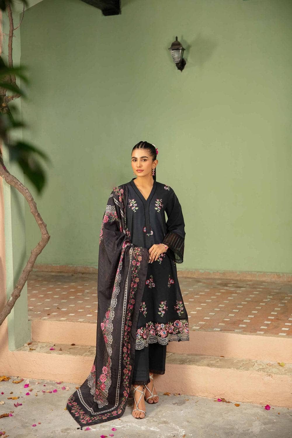 img_nishat_lawn_24_awwal_boutique