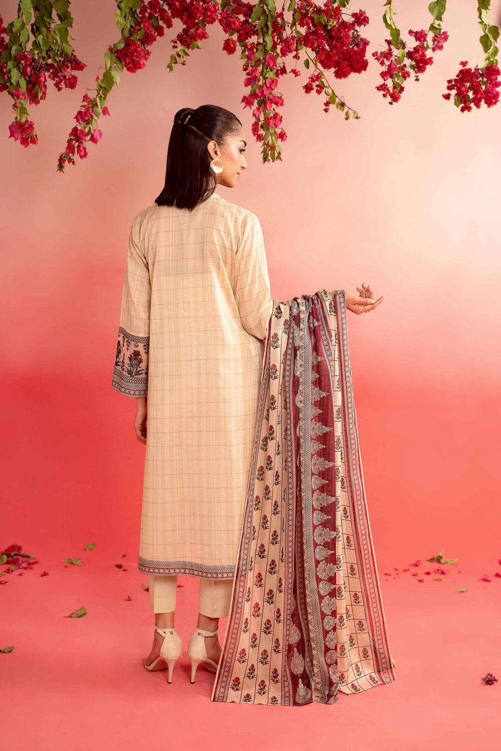 img_nishat_lawn_24_awwal_boutique
