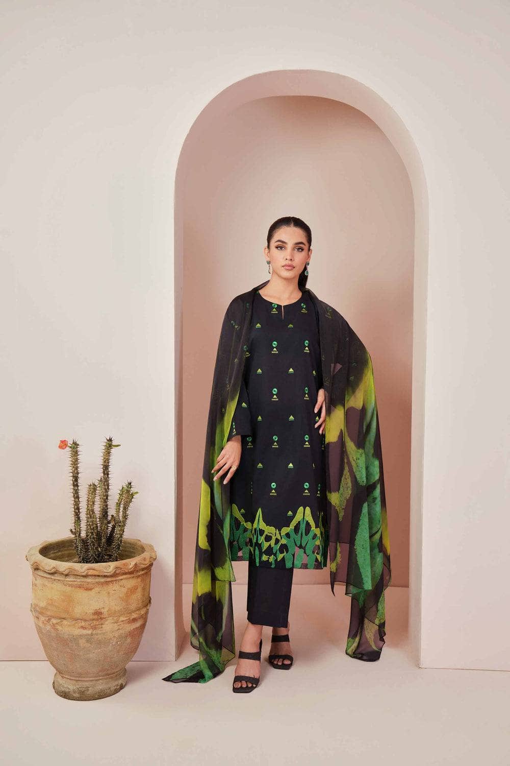 img_nishat_lawn_24_awwal_boutique