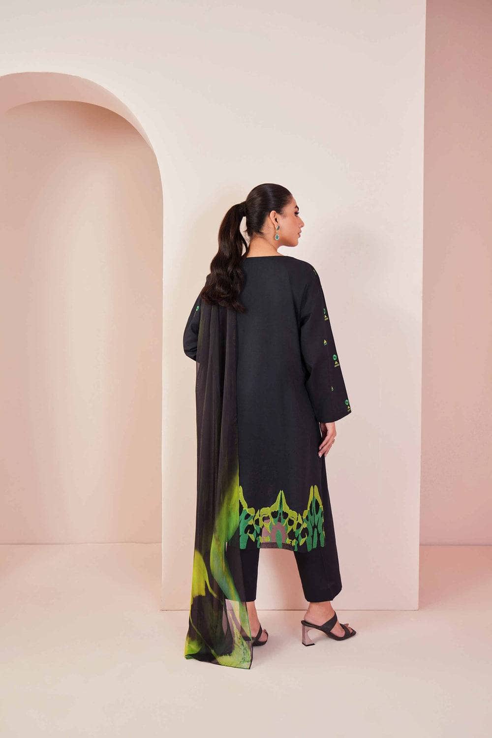 img_nishat_lawn_24_awwal_boutique