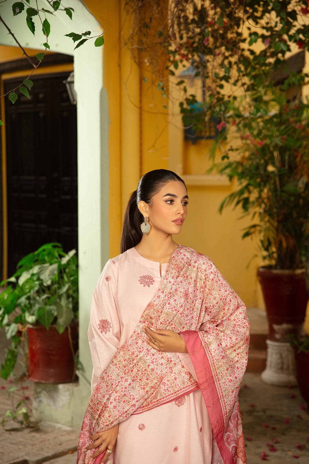 img_nishat_lawn_24_awwal_boutique