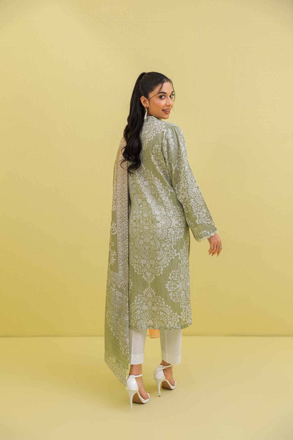img_nishat_lawn_23_awwal_boutique