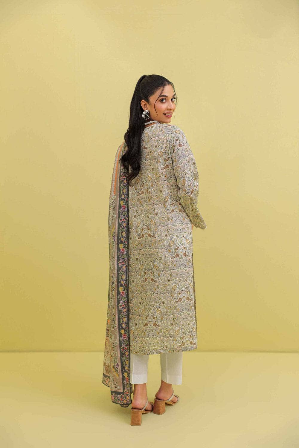 img_nishat_lawn_23_awwal_boutique