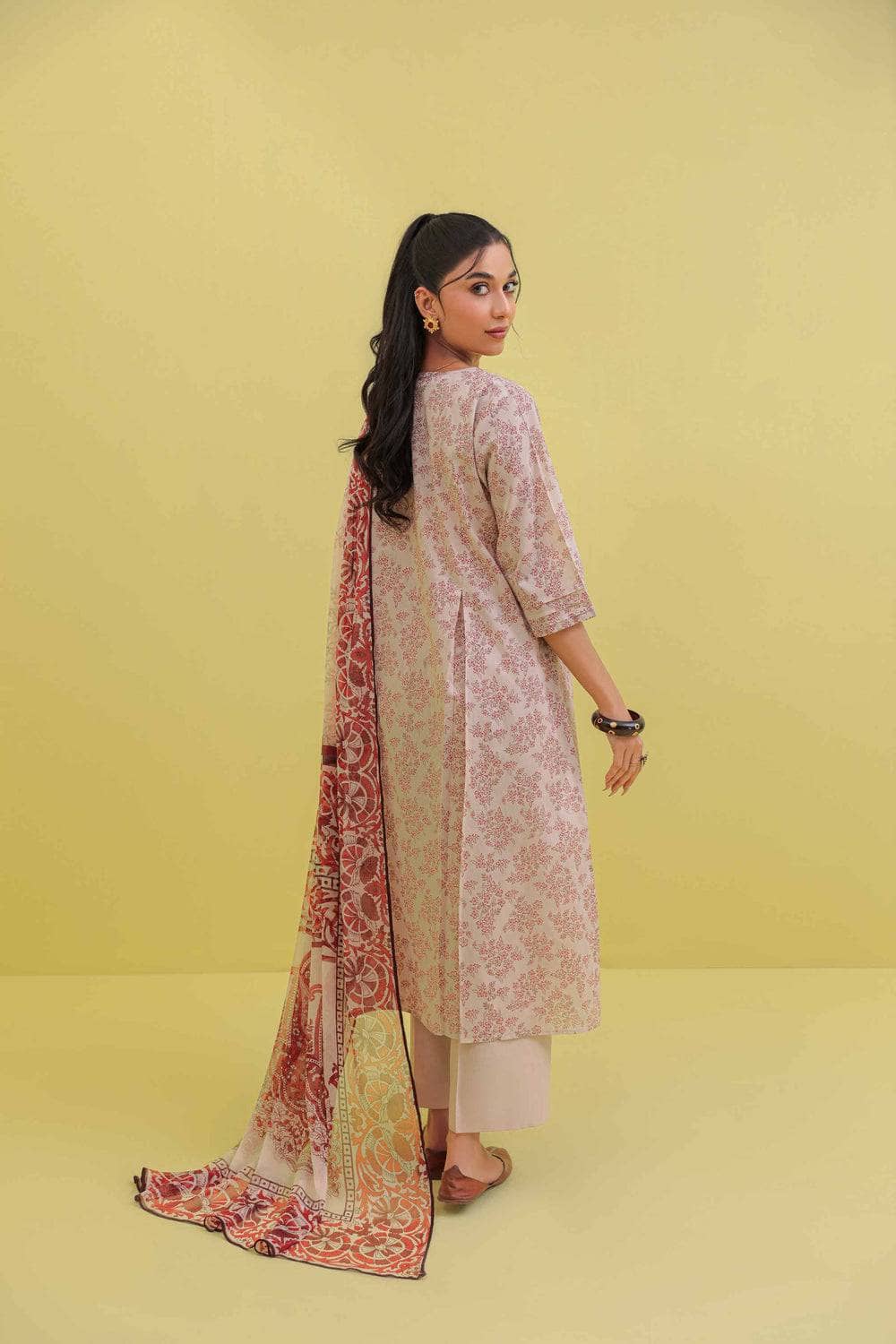 img_nishat_lawn_23_awwal_boutique