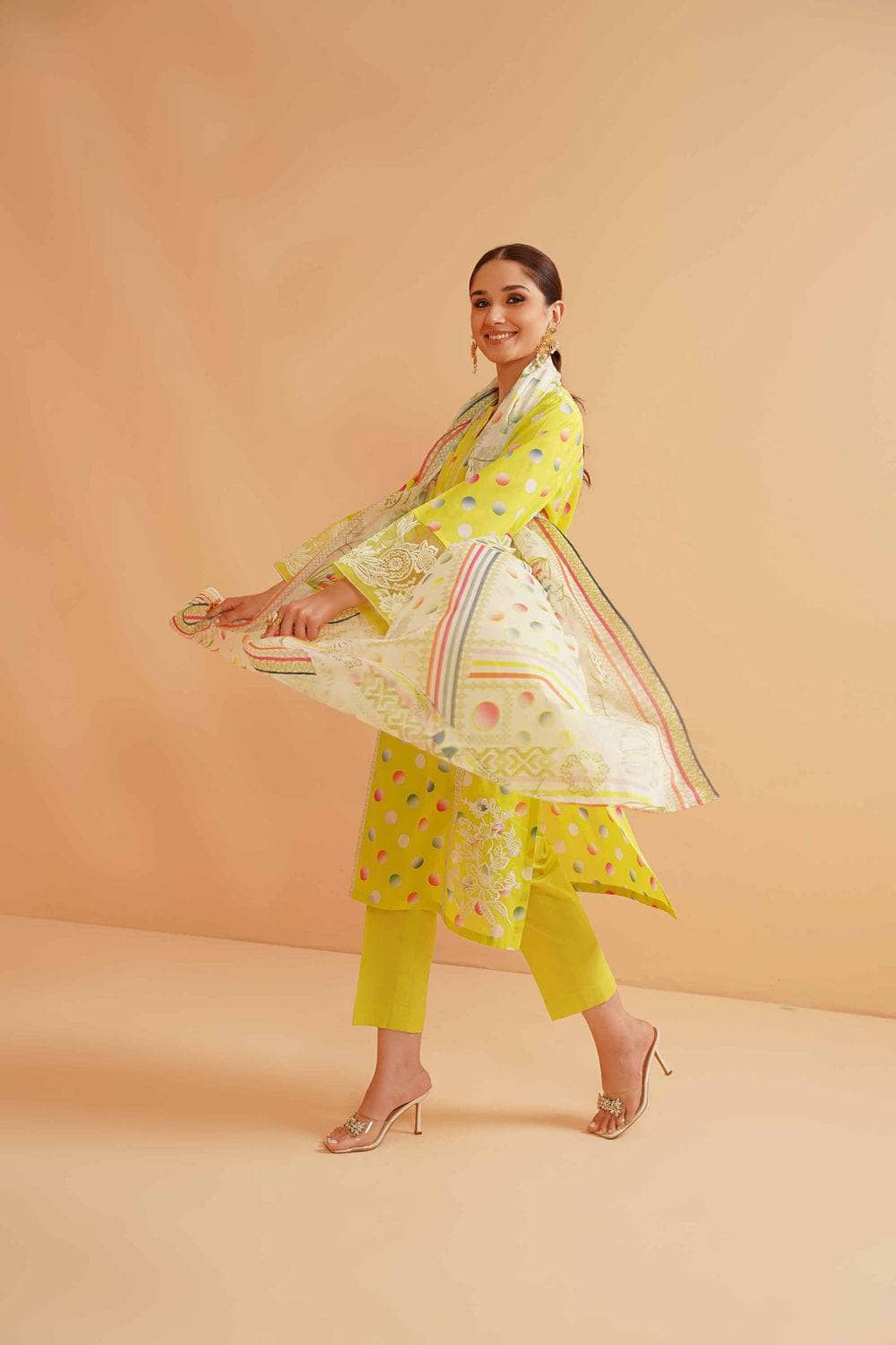 img_nishat_lawn_23_awwal_boutique
