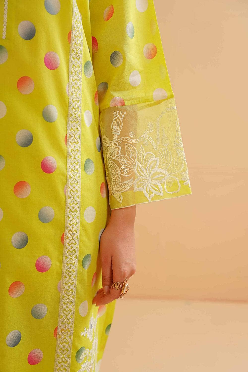 img_nishat_lawn_23_awwal_boutique