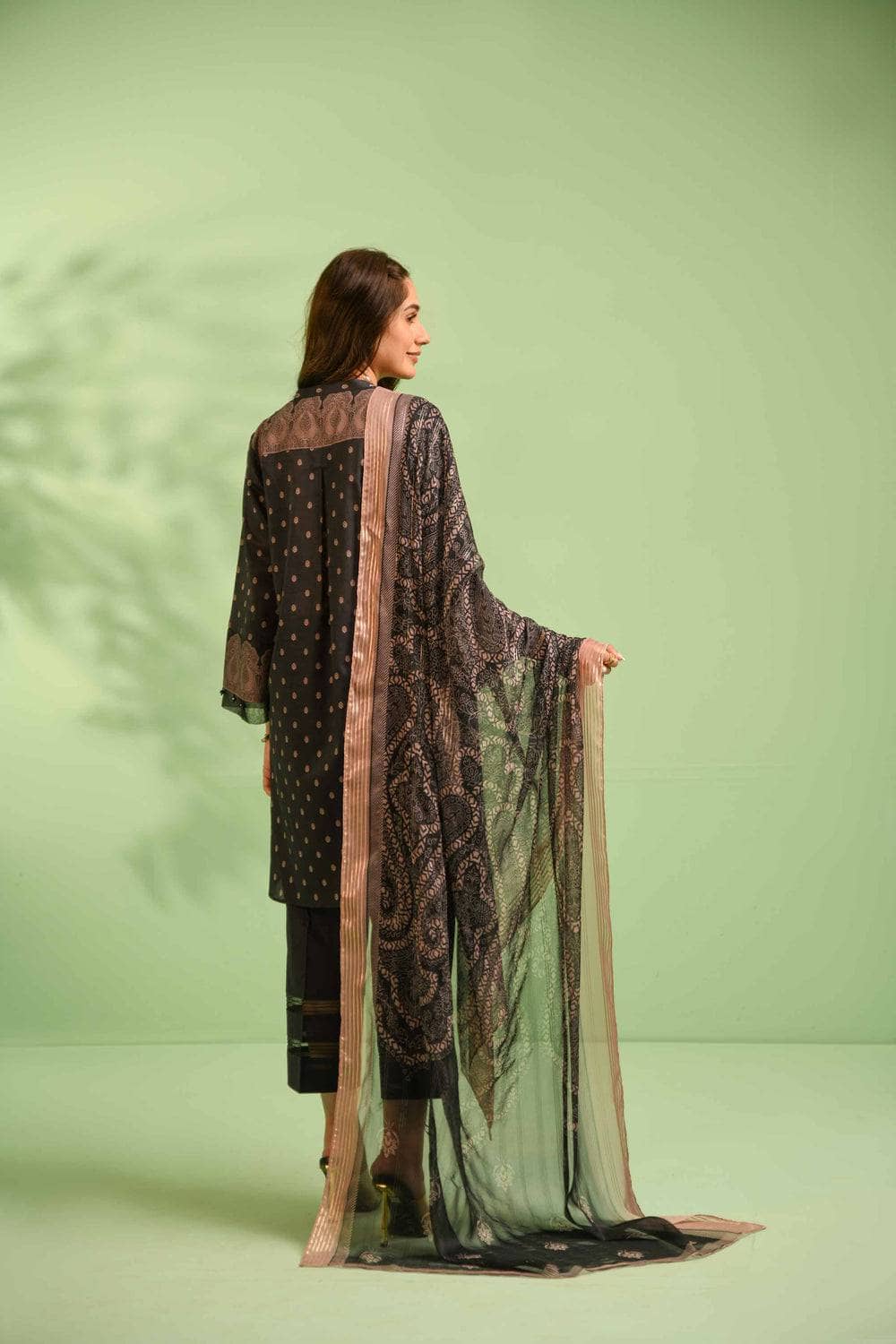 img_nishat_lawn_23_awwal_boutique