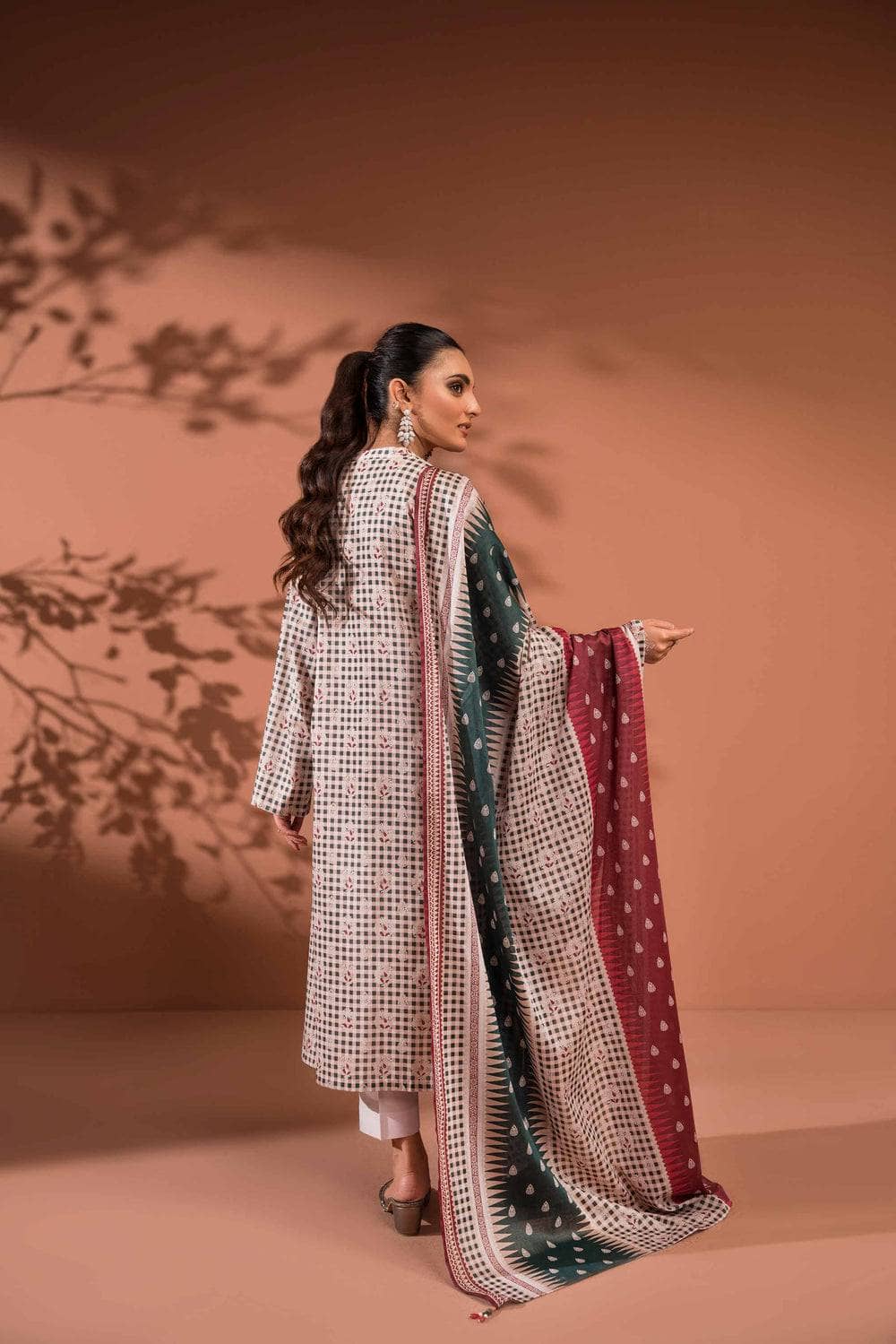 img_nishat_lawn_23_awwal_boutique