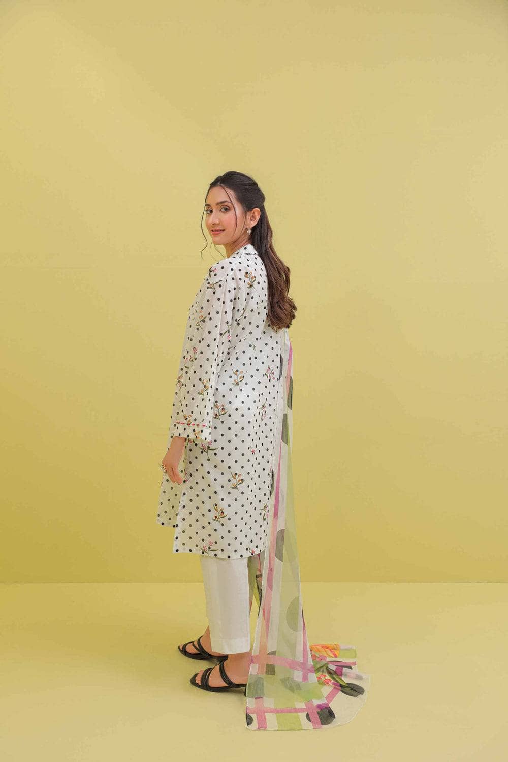 img_nishat_lawn_23_awwal_boutique