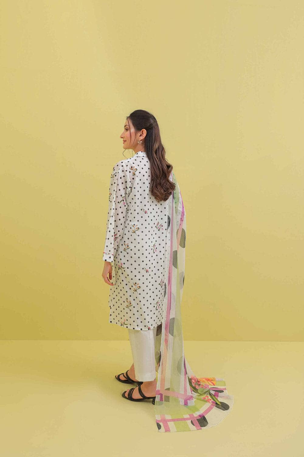 img_nishat_lawn_23_awwal_boutique