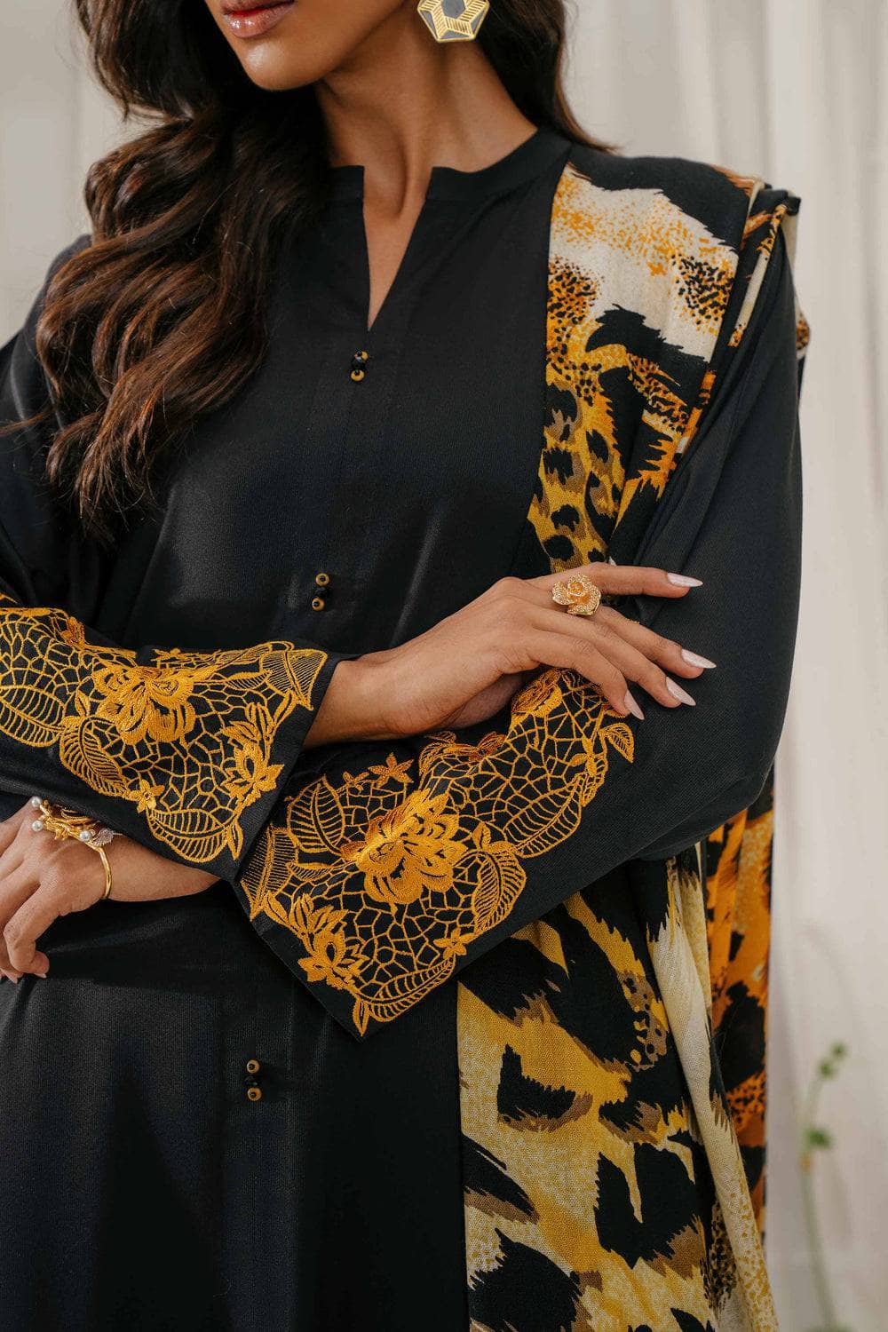 img_nishat_winter_23_awwal_boutique