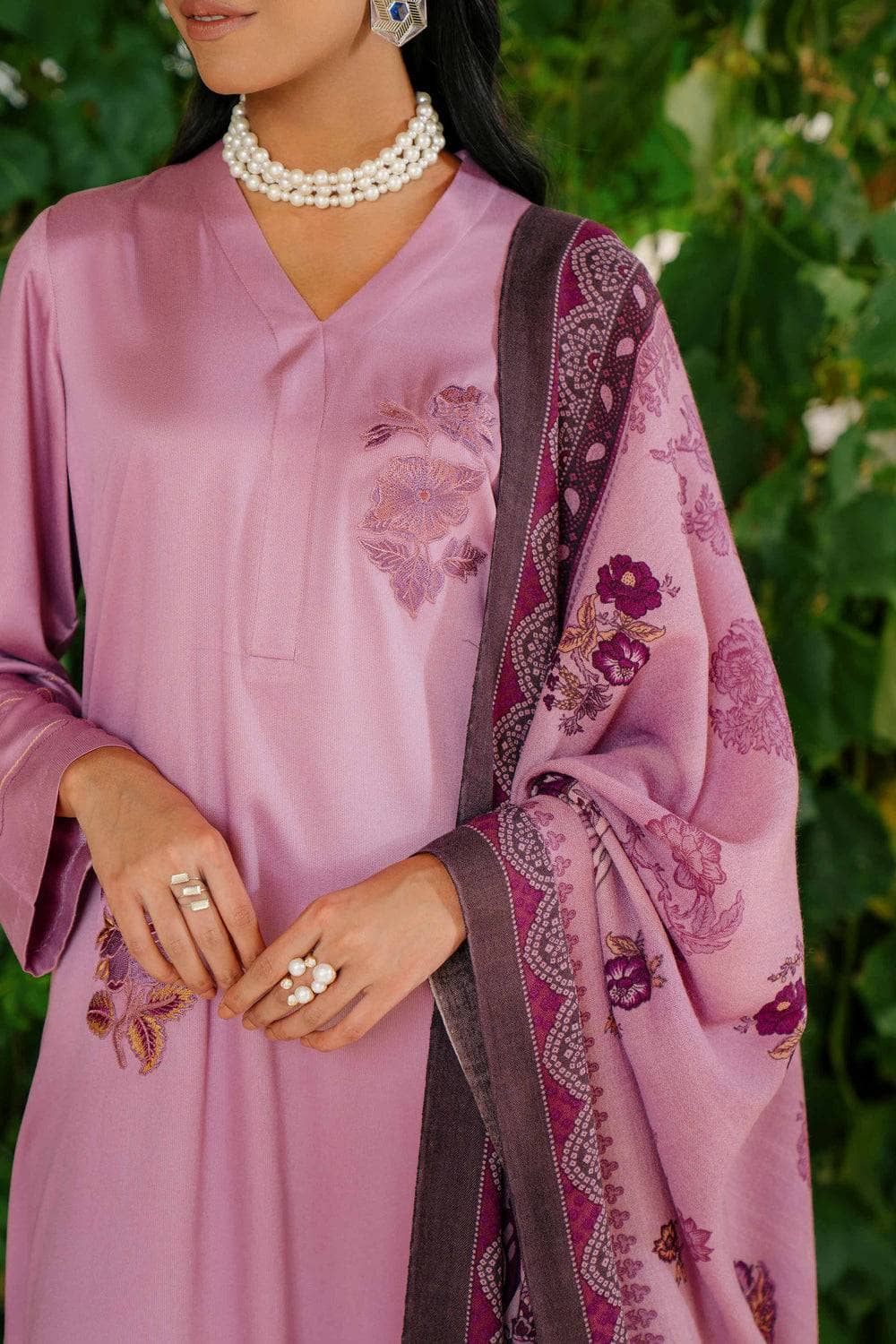 img_nishat_winter_23_awwal_boutique