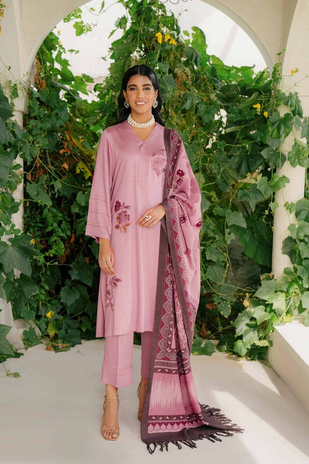 img_nishat_winter_23_awwal_boutique