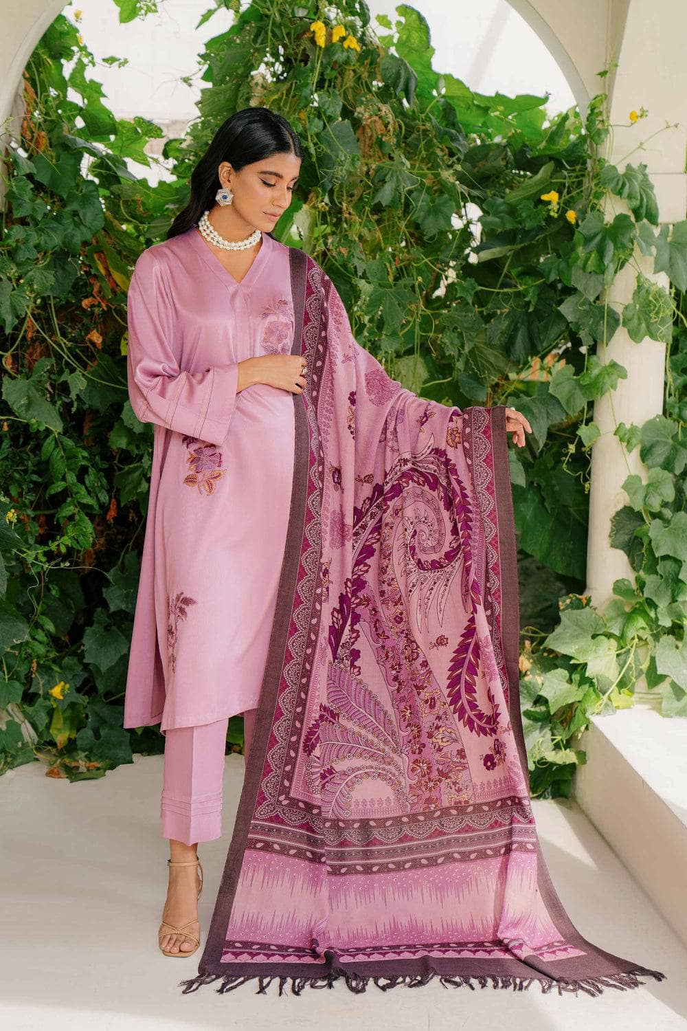 img_nishat_winter_23_awwal_boutique