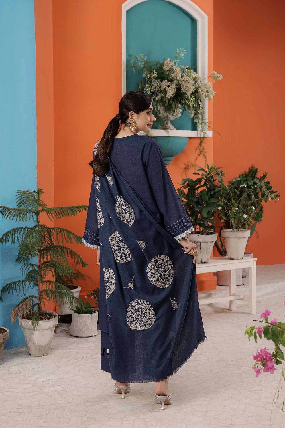 img_nishat_winter_23_awwal_boutique