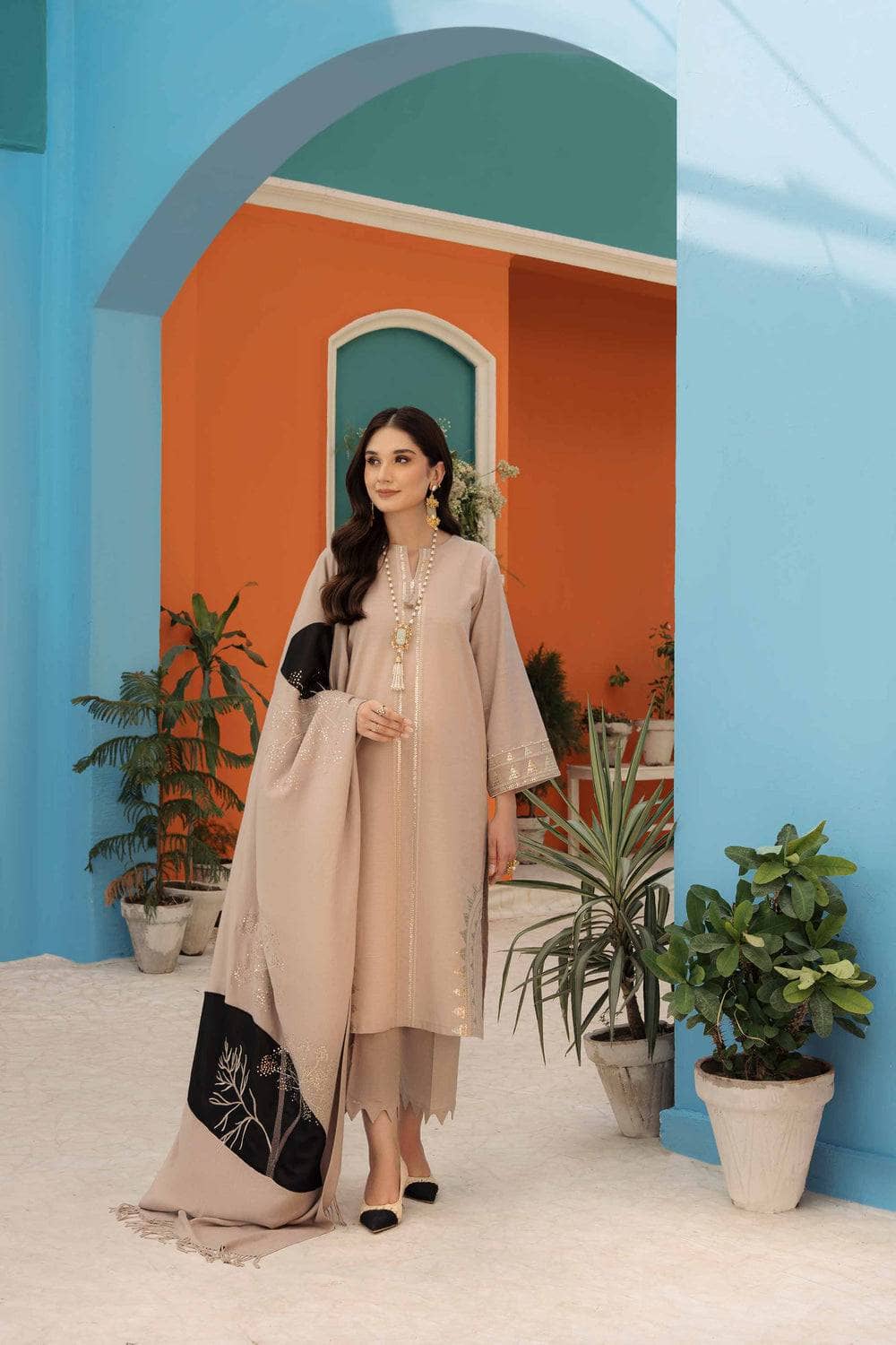 img_nishat_winter_23_awwal_boutique