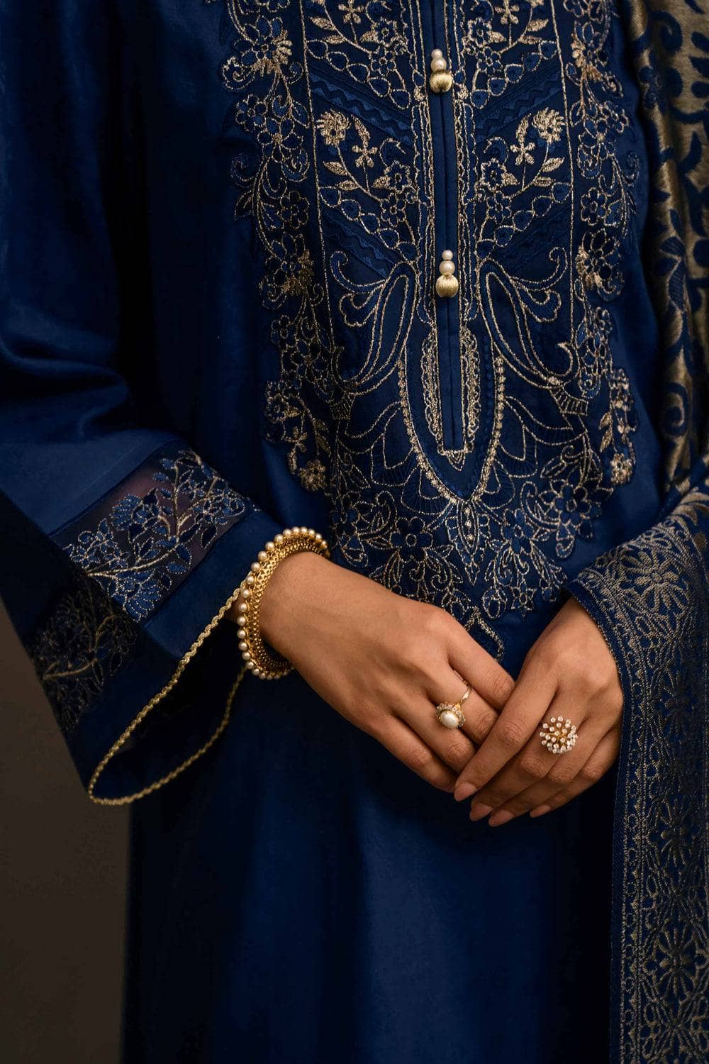 img_nishat_winter_23_awwal_boutique