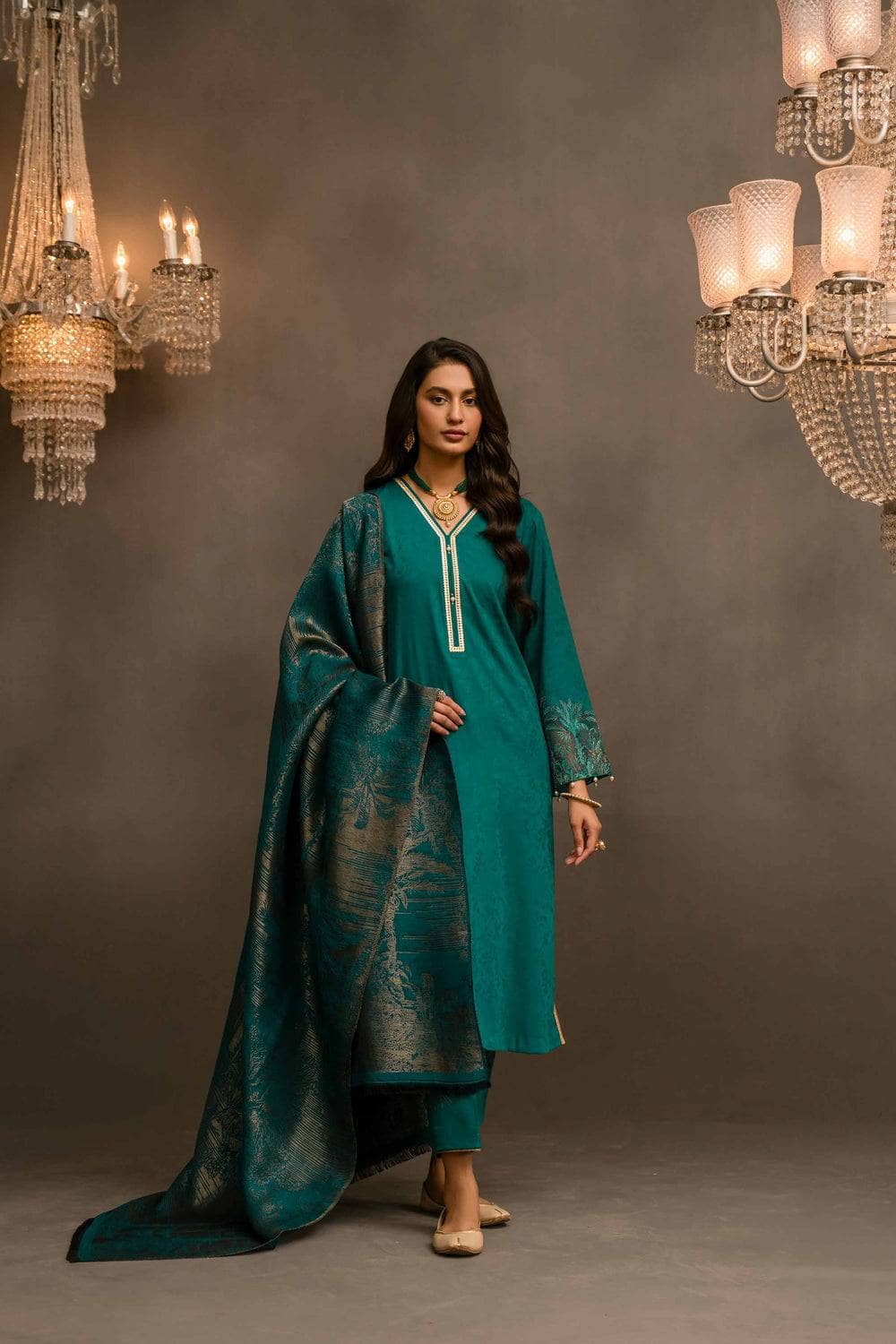 img_nishat_winter_23_awwal_boutique