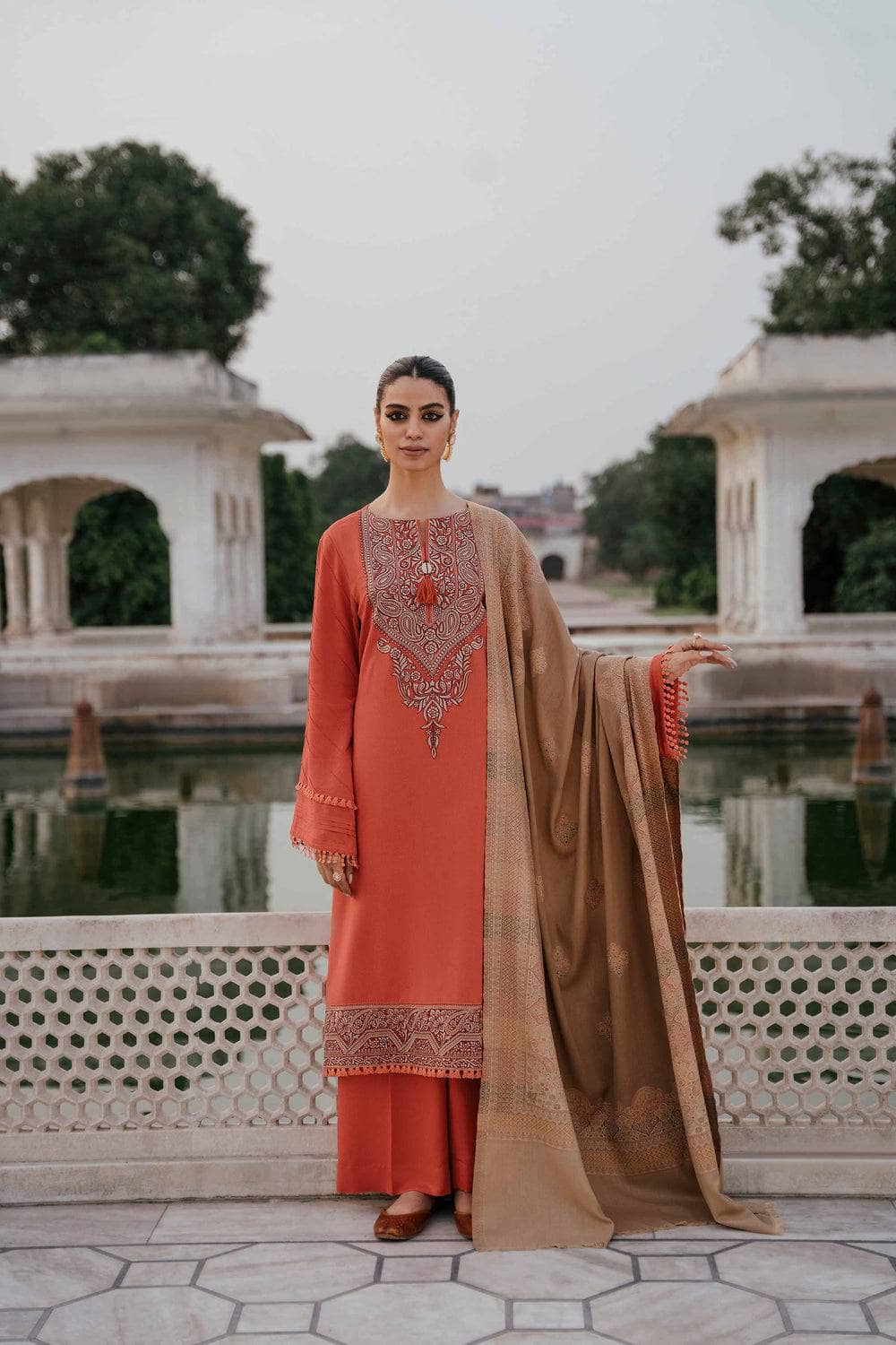 img_nishat_winter_23_awwal_boutique