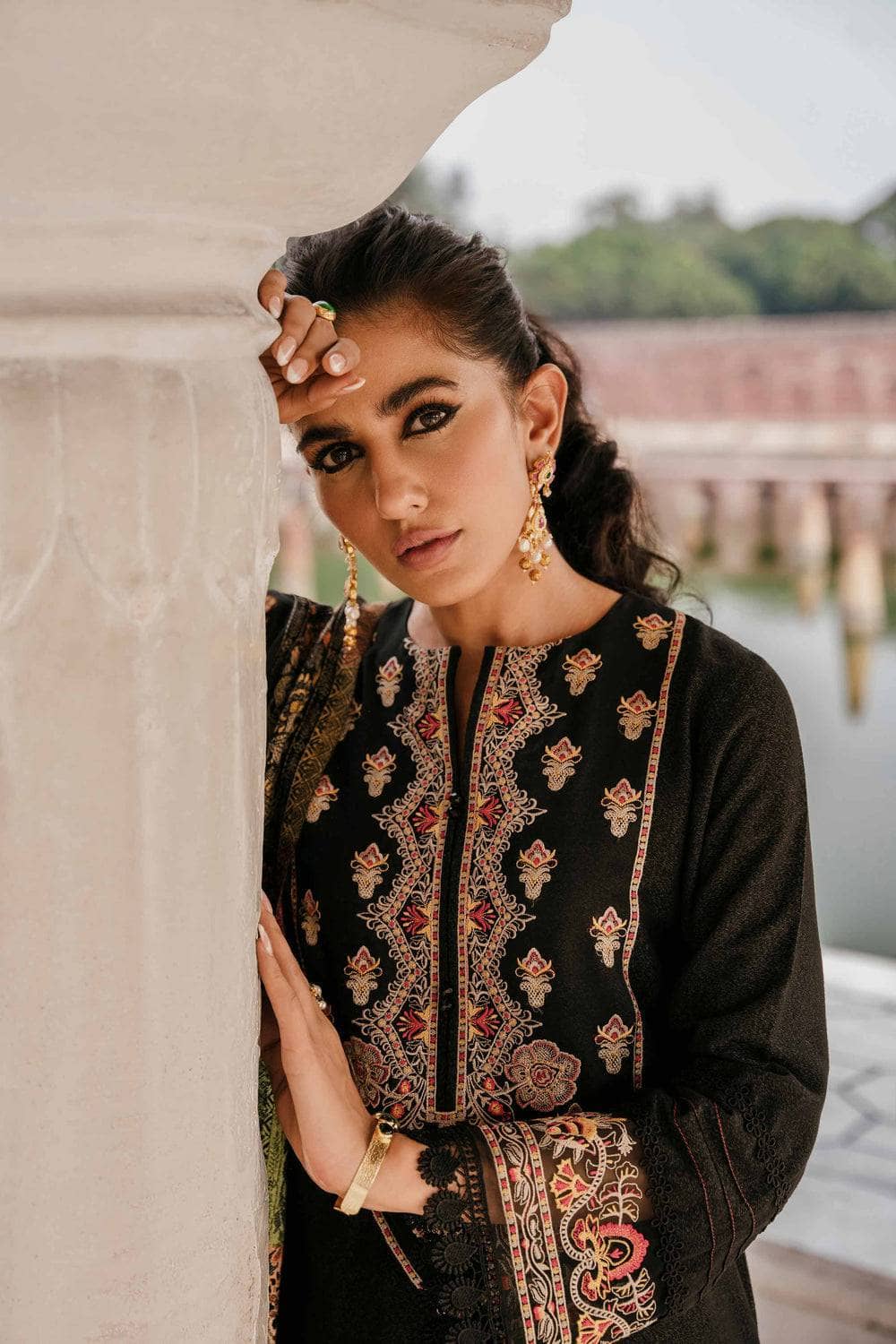 img_nishat_winter_23_awwal_boutique