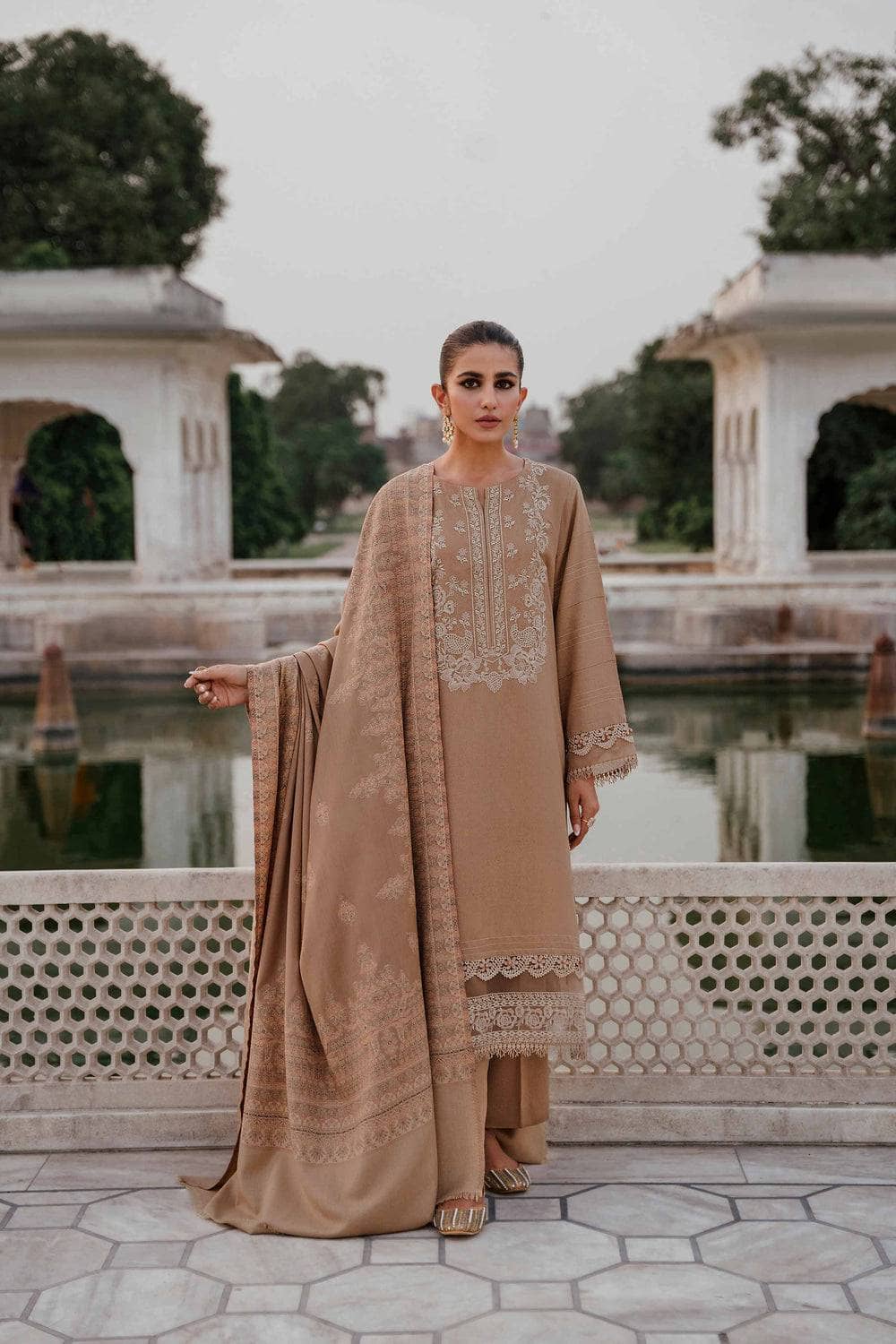 img_nishat_winter_23_awwal_boutique
