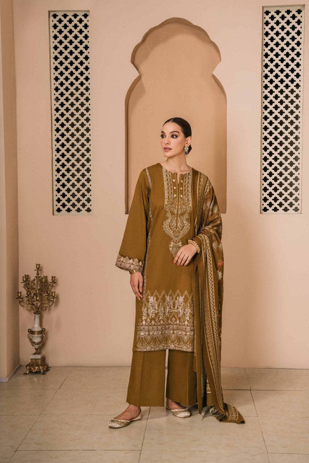 img_nishat_winter_23_awwal_boutique