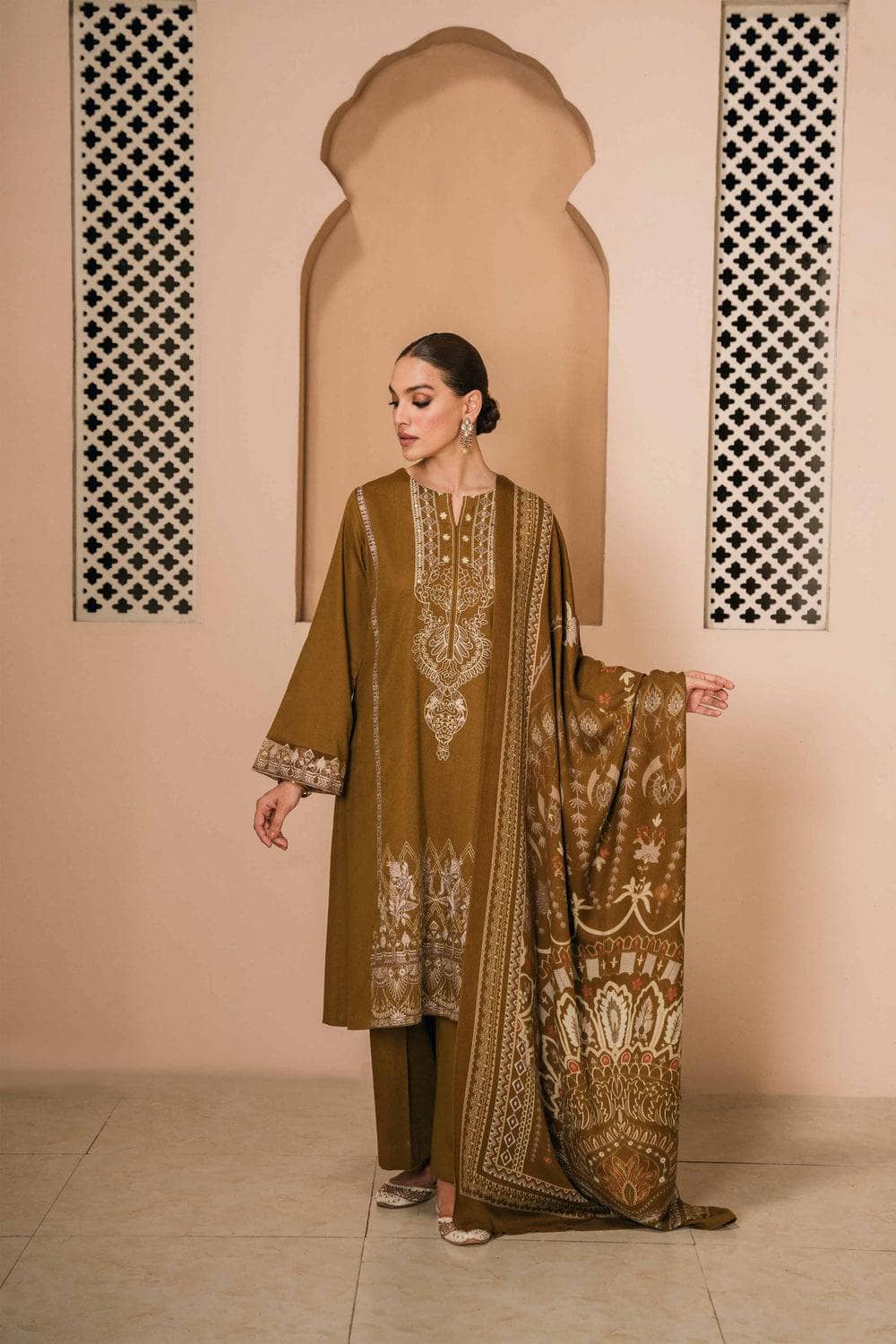 img_nishat_winter_23_awwal_boutique