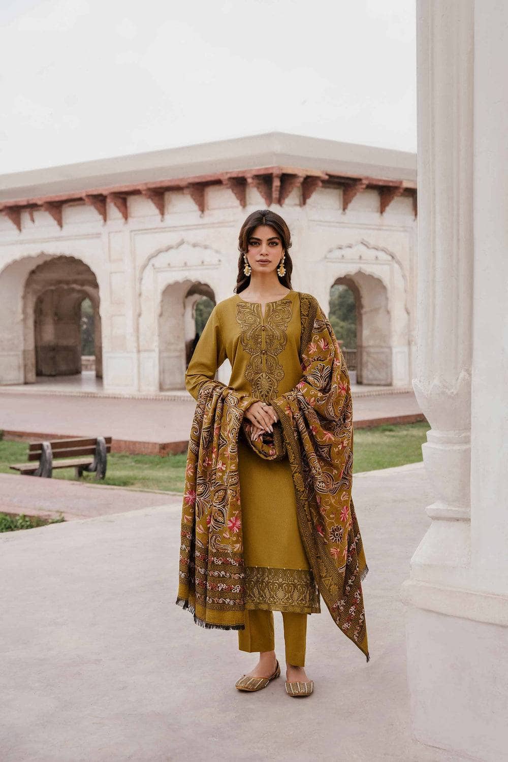img_nishat_winter_23_awwal_boutique