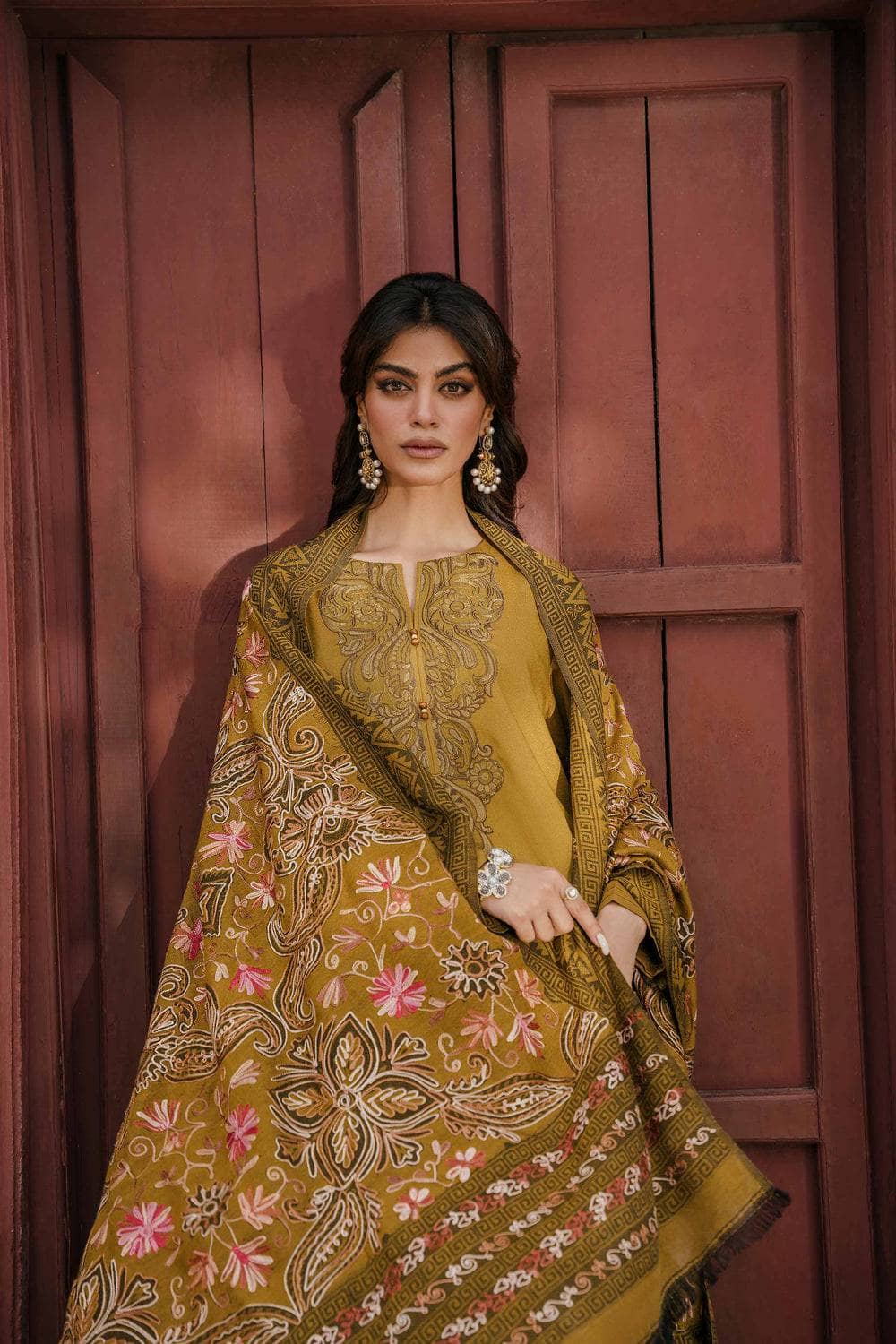 img_nishat_winter_23_awwal_boutique