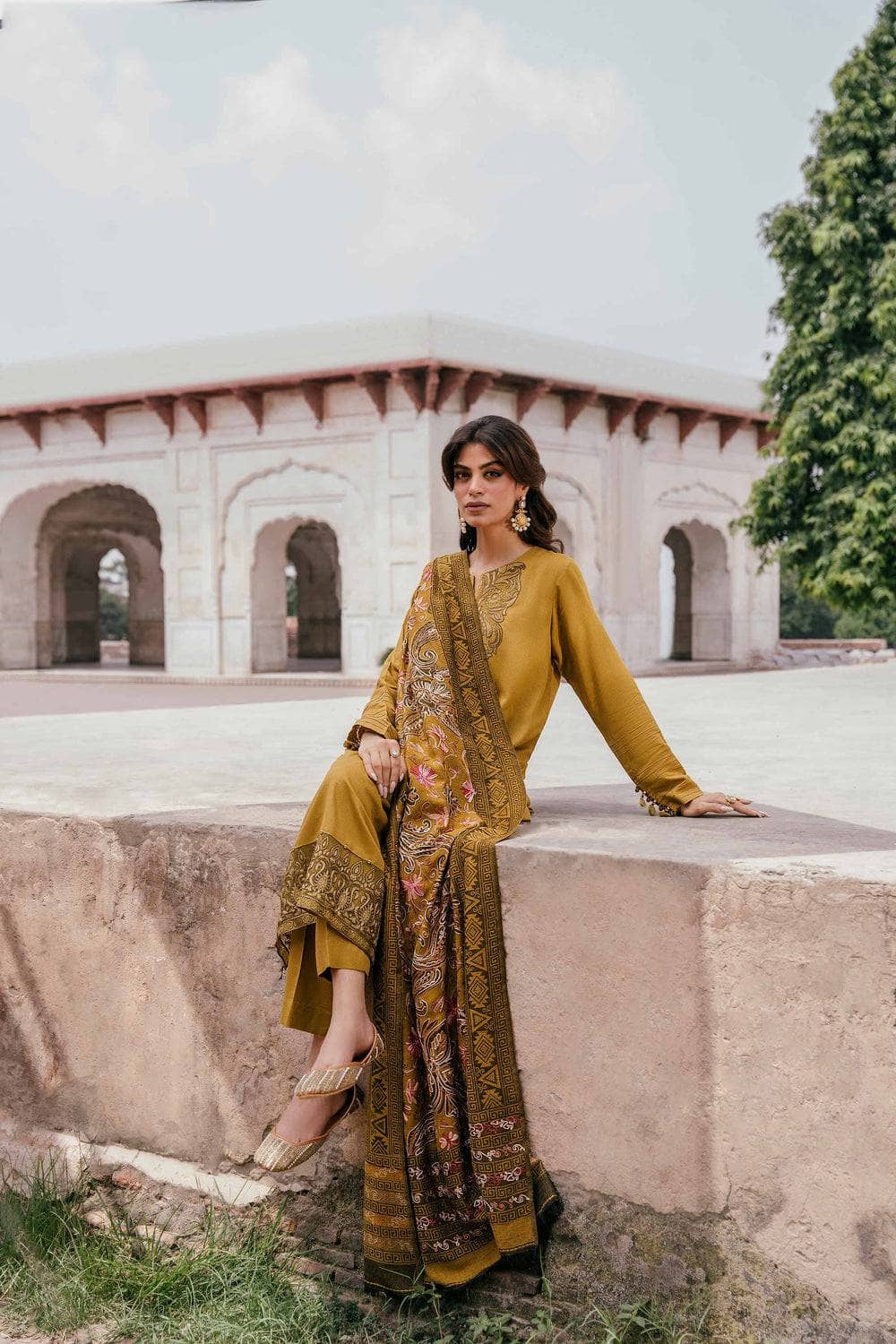 img_nishat_winter_23_awwal_boutique