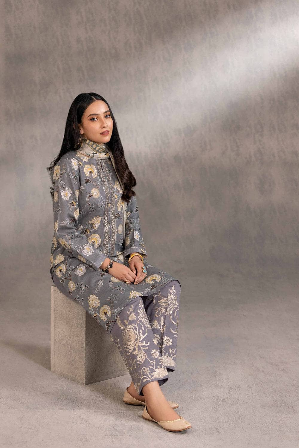 img_nishat_linen_awwal_boutique
