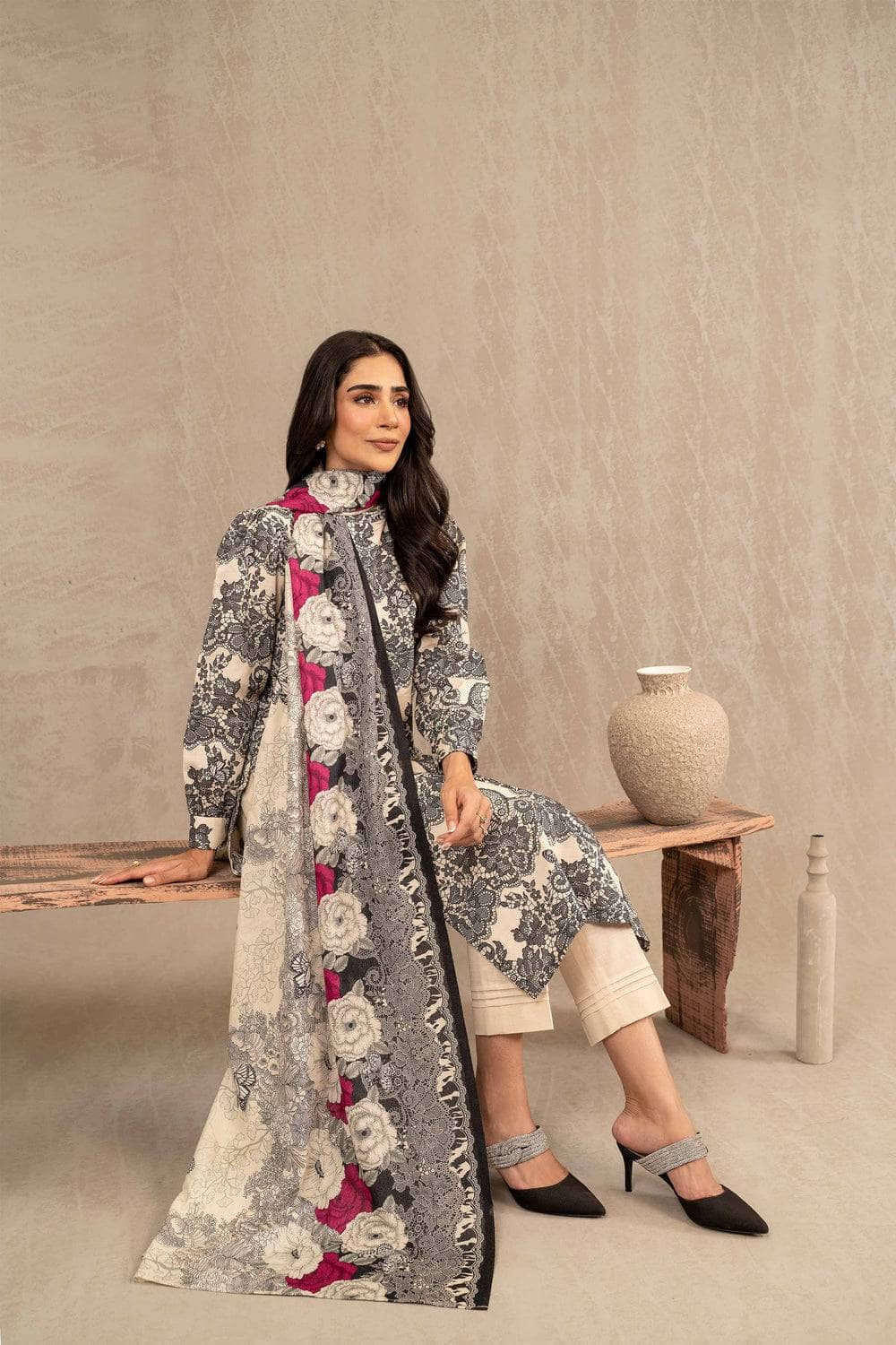 img_nishat_winter_23_awwal_boutique