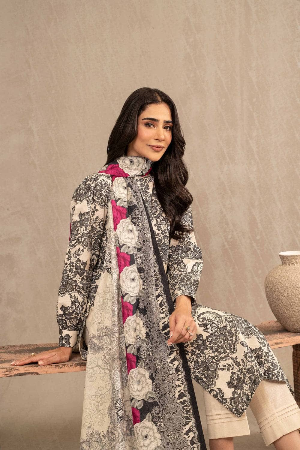 img_nishat_winter_23_awwal_boutique