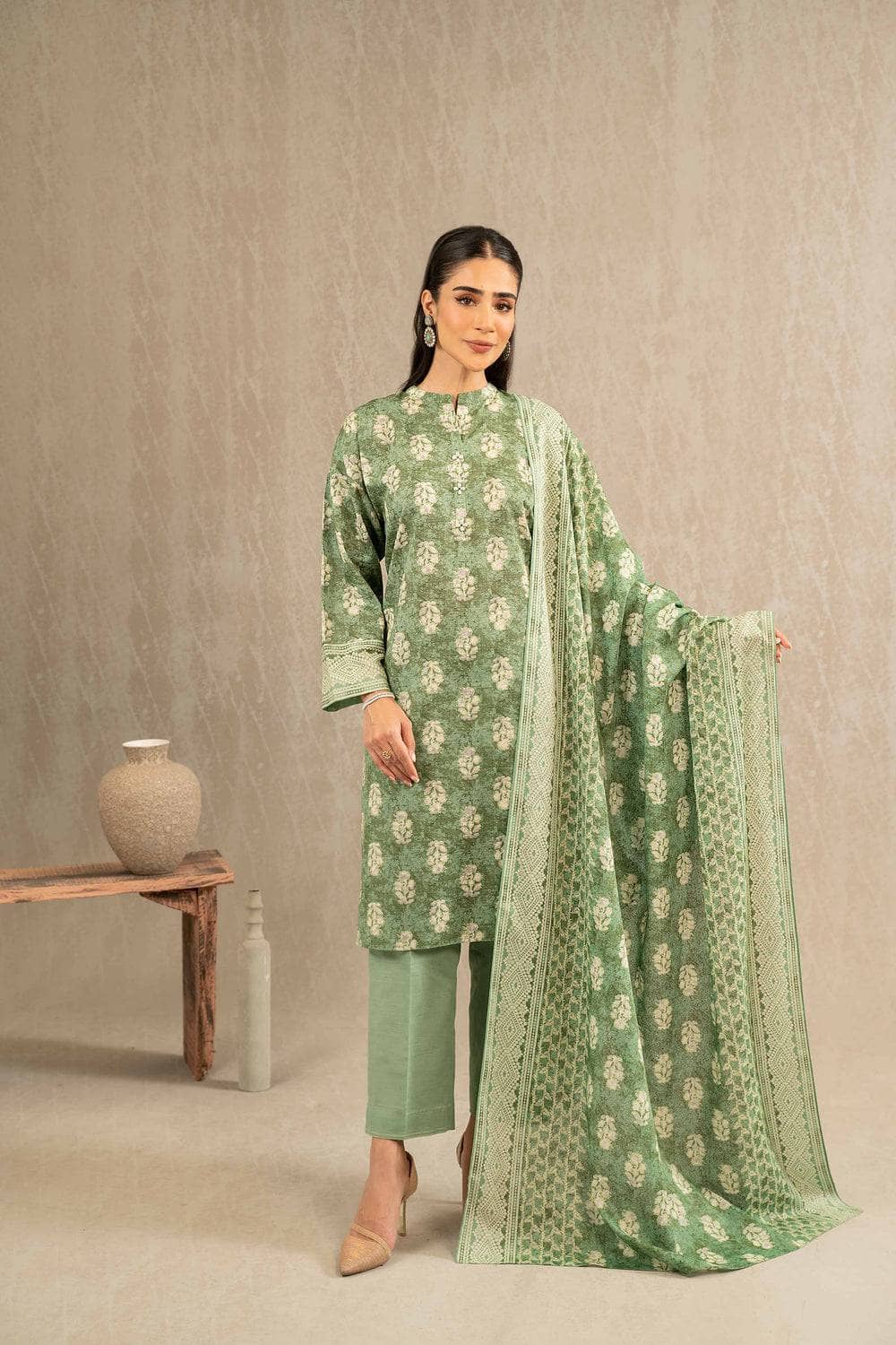 img_nishat_winter_23_awwal_boutique