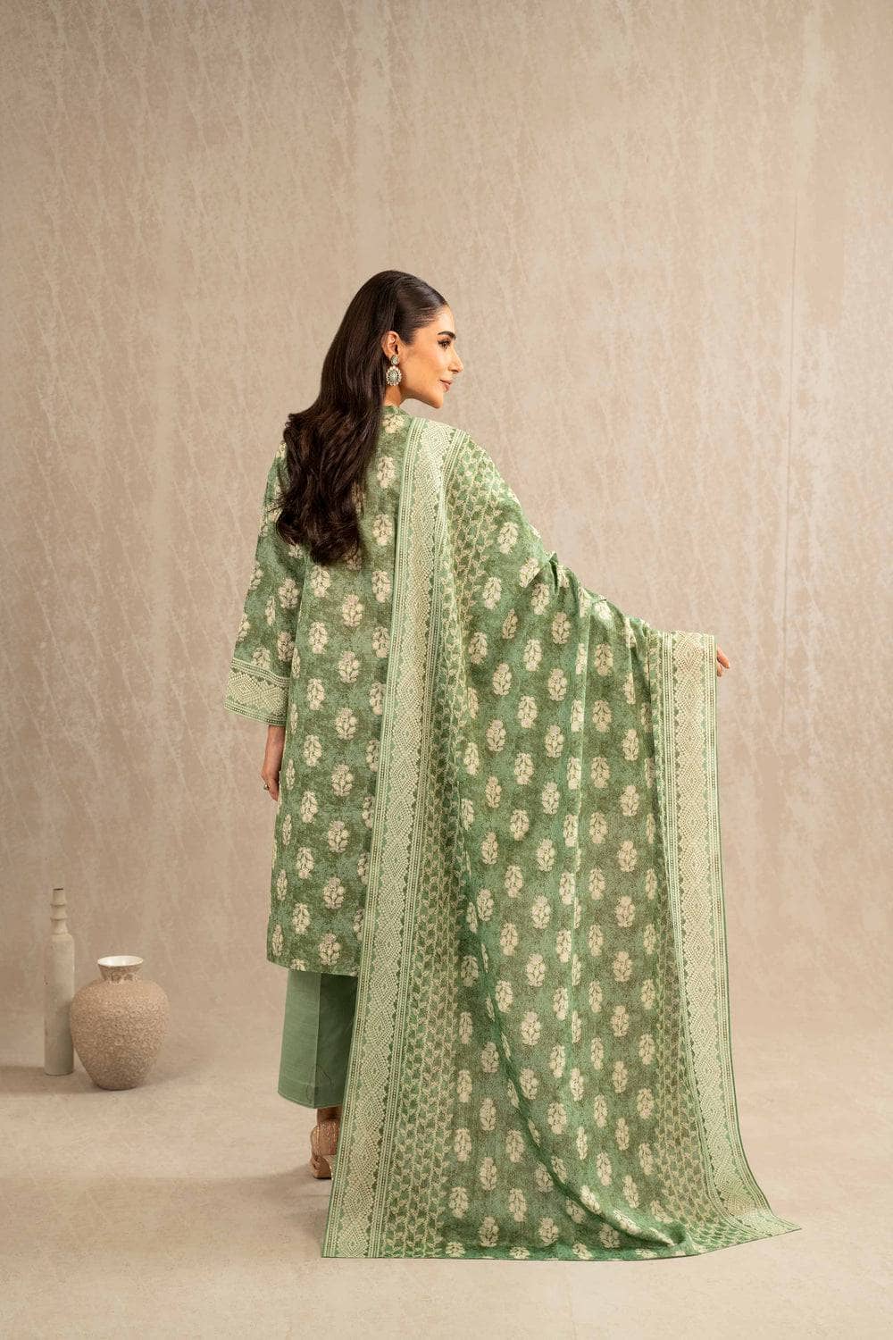 img_nishat_winter_23_awwal_boutique