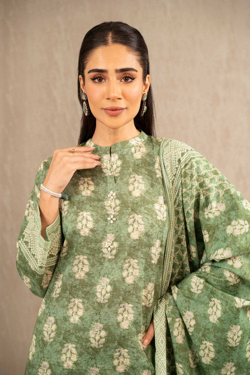 img_nishat_winter_23_awwal_boutique