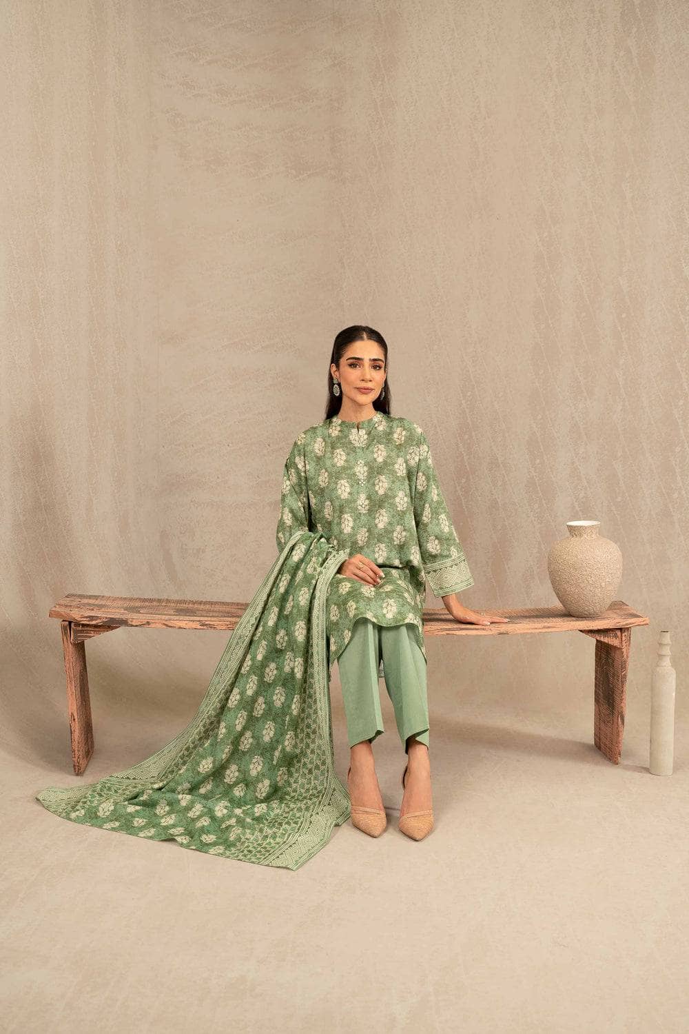 img_nishat_winter_23_awwal_boutique