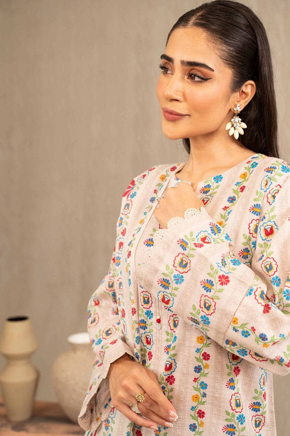 img_nishat_winter_23_awwal_boutique