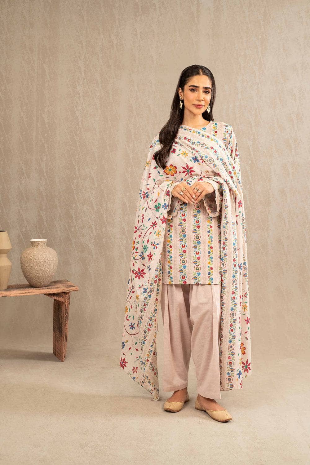 img_nishat_winter_23_awwal_boutique