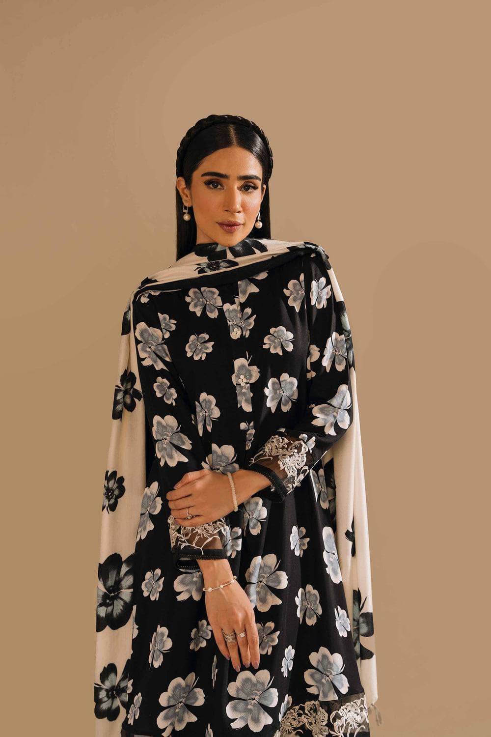img_nishat_winter_23_awwal_boutique