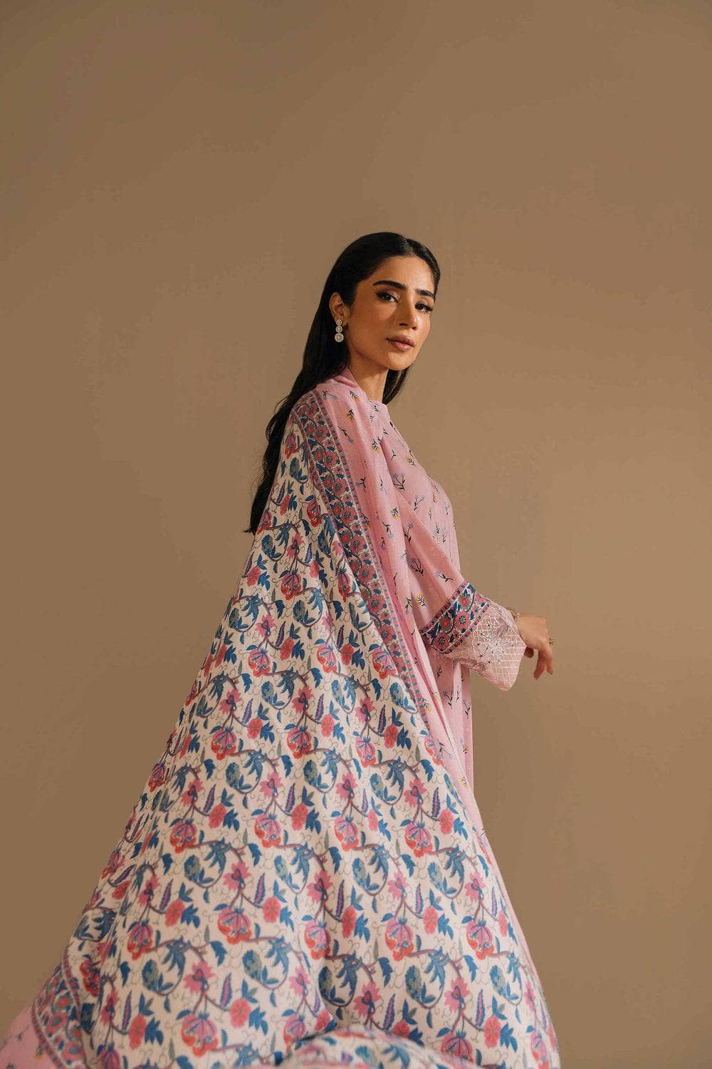 img_nishat_winter_23_awwal_boutique