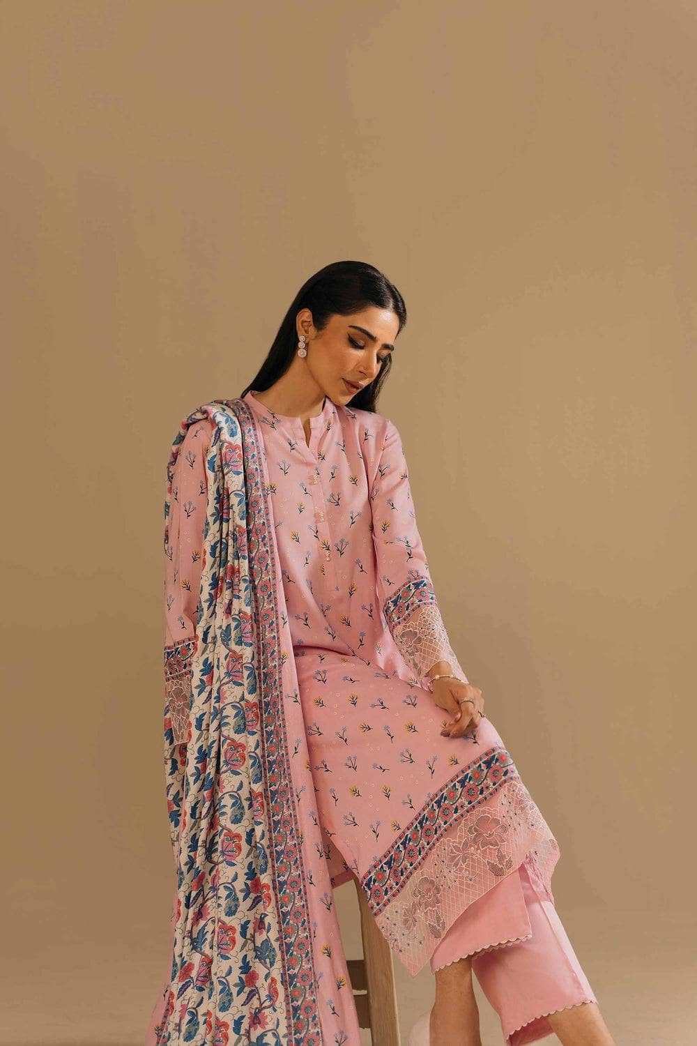 img_nishat_winter_23_awwal_boutique