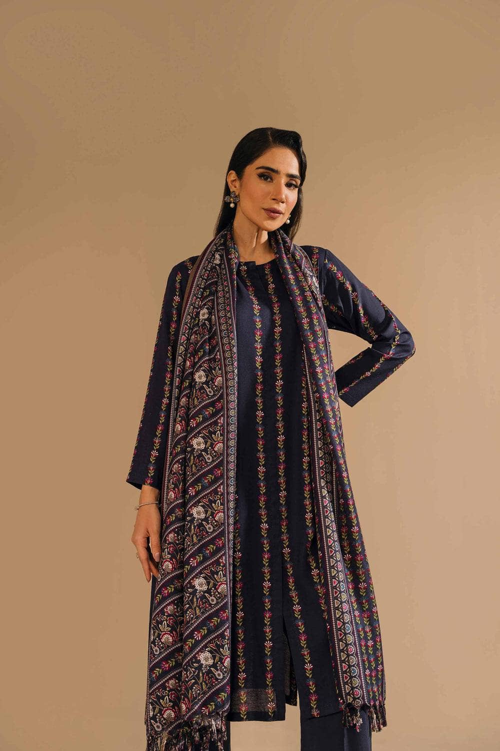 img_nishat_winter_23_awwal_boutique