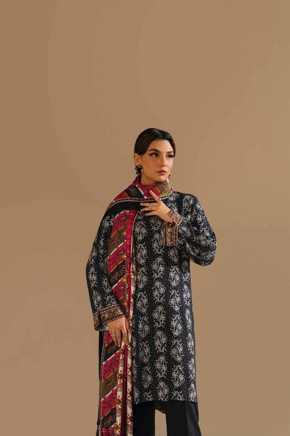 img_nishat_winter_23_awwal_boutique