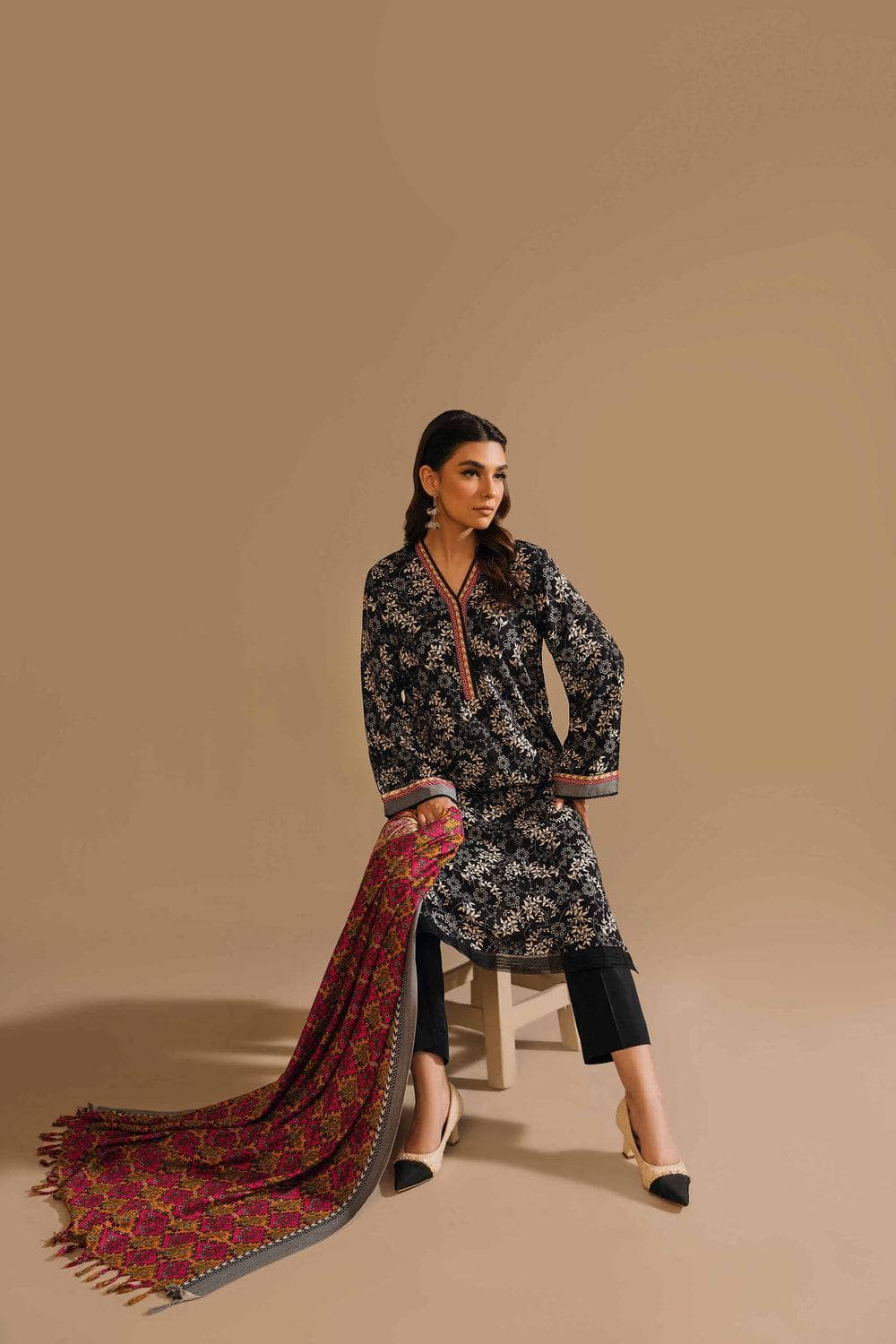 img_nishat_winter_23_awwal_boutique