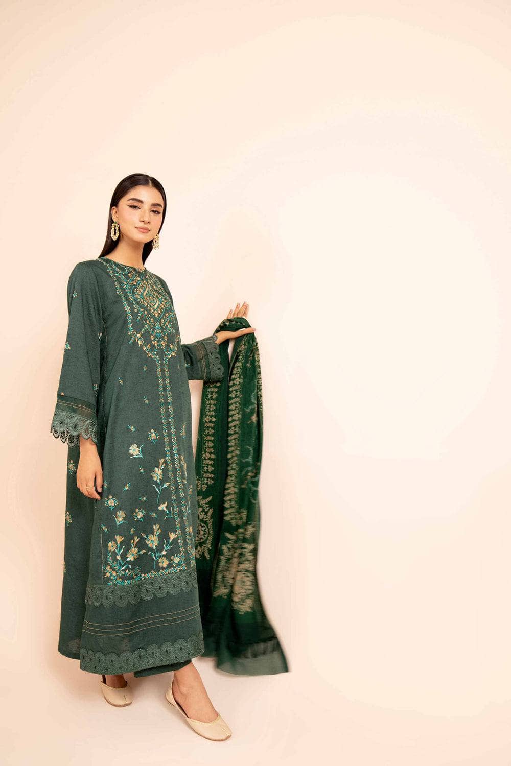 img_nishat_winter_24_awwal_boutique