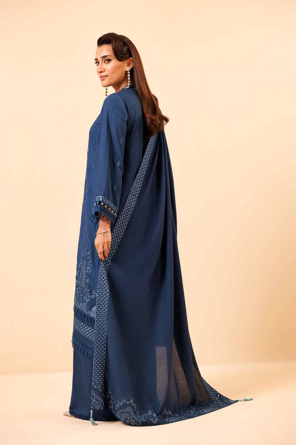 img_nishat_winter_24_awwal_boutique