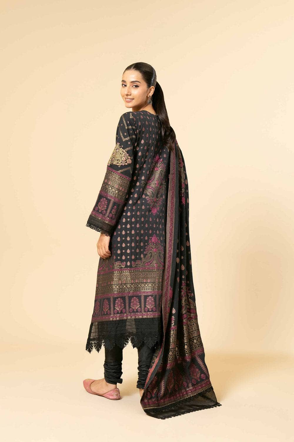 img_nishat_winter_24_awwal_boutique